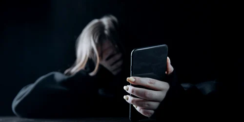 Depresie - telefon - inteligenta artificiala - chat gbt - tanara - retele socializare - FOTO Shutterstock