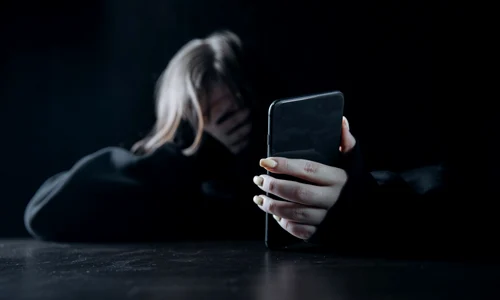 Depresie - telefon - inteligenta artificiala - chat gbt - tanara - retele socializare - FOTO Shutterstock