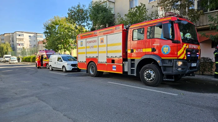 Incendiul a cuprins casa scării, fumul gros fiind un pericol pentru locatari FOTO: ISU Olt