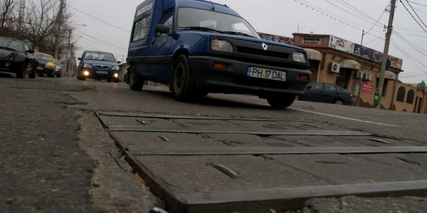 Asfaltul s-a măcinat foarte tare în jurul gurilor de canal Foto: Alex Policală
