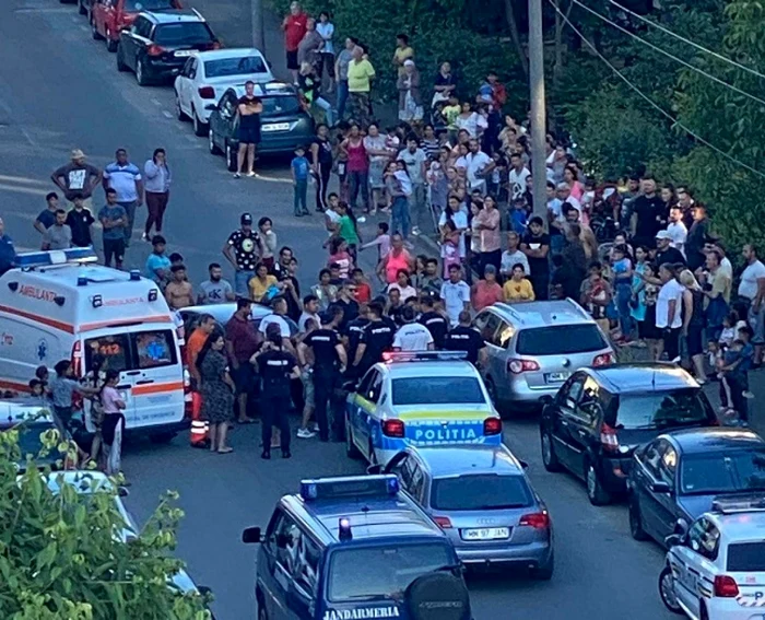 Mulţimea furioasă a distrus maşina tinerei Foto: vasiledale.ro
