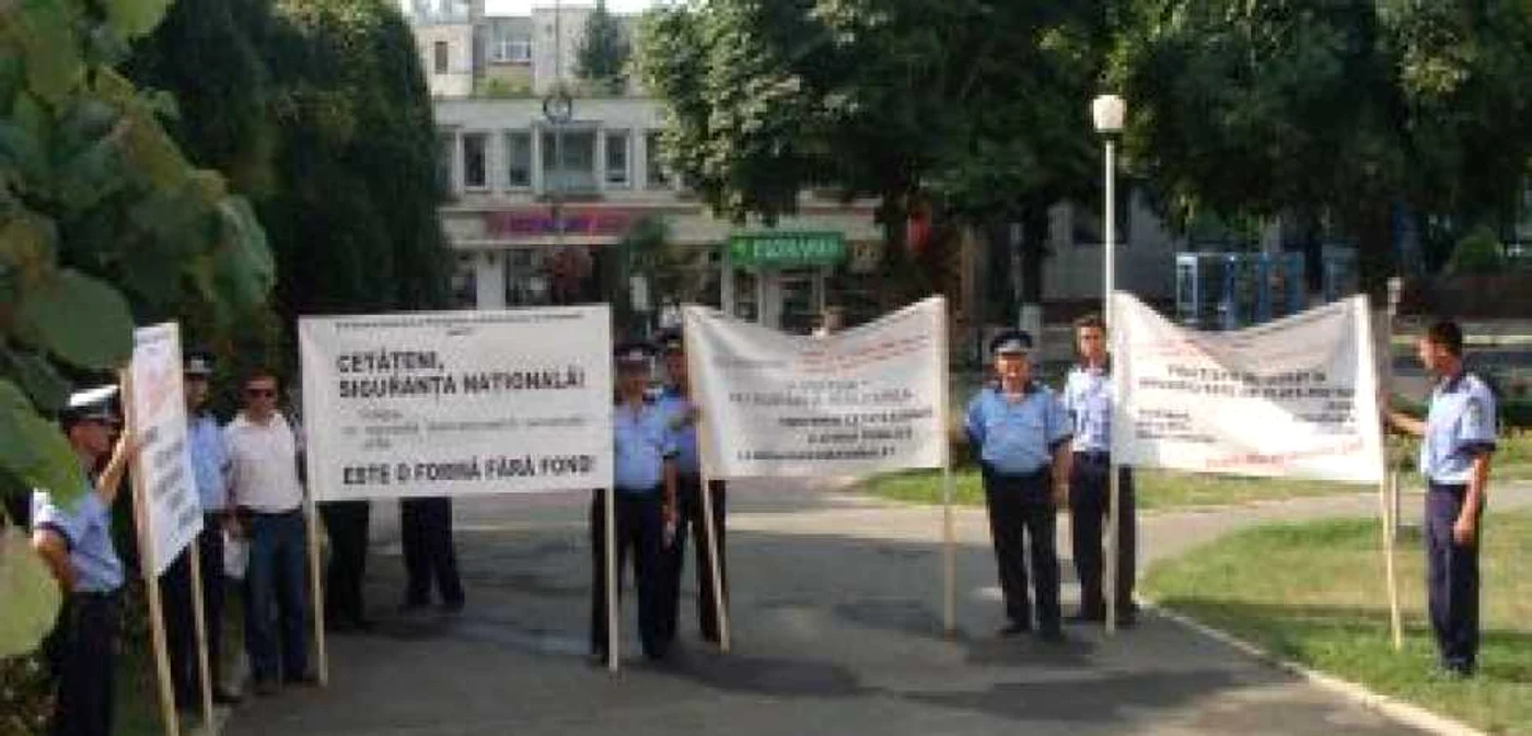 Râmnicu Vâlcea: Doar zece poliţişti la mitingul de protest din faţa Prefecturii