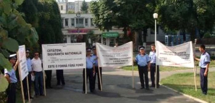 Râmnicu Vâlcea: Doar zece poliţişti la mitingul de protest din faţa Prefecturii