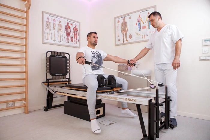 Exerciții la Pilates Reformer pentru recuperare sub atenția unui specialist Foto Arhiva Adevărul