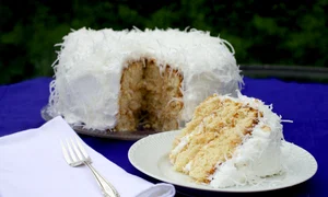 Tort cu nuca de cocos  Sursa foto shutterstock 124545040 jpg