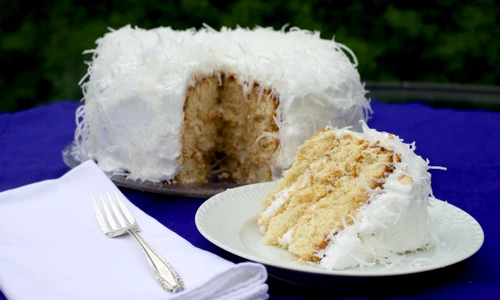 Tort cu nuca de cocos  Sursa foto shutterstock 124545040 jpg