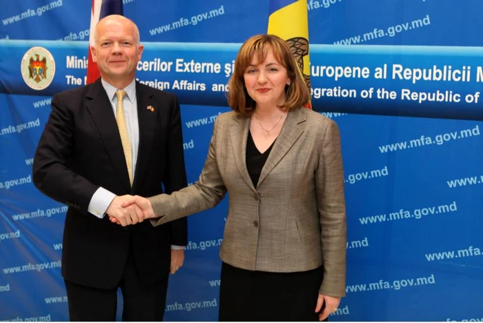 William Hague, ministrul de Externe al Marii Britanii, şi Natalia Gherman, ministrul Afacerilor Externe şi Integrării Europene al Republicii Moldova. FOTO: MAEIE