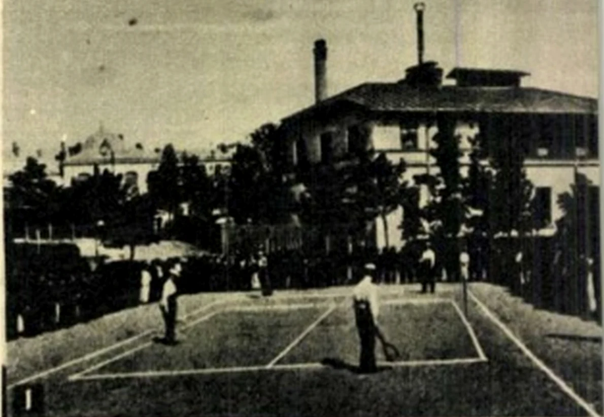 Ziarul Flacăra, reprezentați jucători de tenis pe terenul de la Bufet, soseaua Kisseleff, 1915 (foto: Muzeul de Artă Populară dr. Nicolae Minovici)