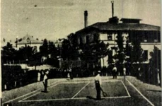 Ziarul Flacăra, reprezentați jucători de tenis pe terenul de la Bufet, soseaua Kisseleff, 1915 (foto:  Muzeul de Artă Populară dr. Nicolae Minovici)