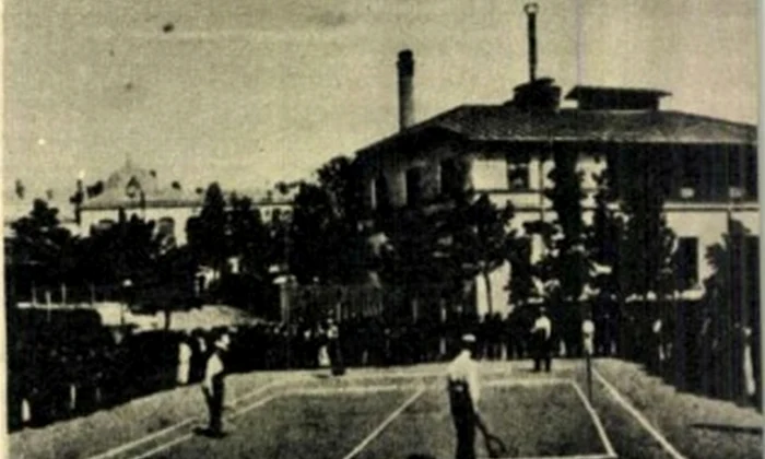 Ziarul Flacăra, reprezentați jucători de tenis pe terenul de la Bufet, soseaua Kisseleff, 1915 (foto:  Muzeul de Artă Populară dr. Nicolae Minovici)