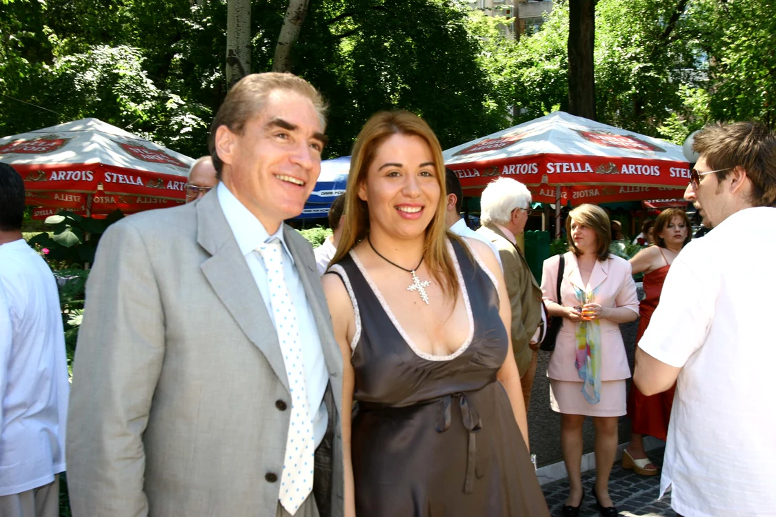 
    Petre Roman poartă tot timpul ținute colorate și la modă  