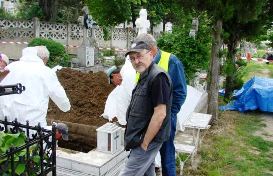 deshumarea lui mugur calinescu 