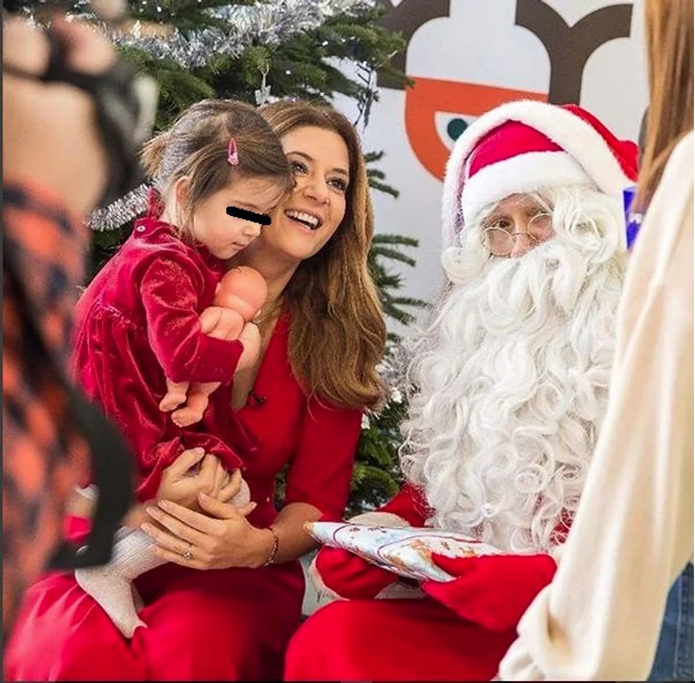 Amalia Enache i-a făcut cunoștință fetiței ei cu Moș Crăciun