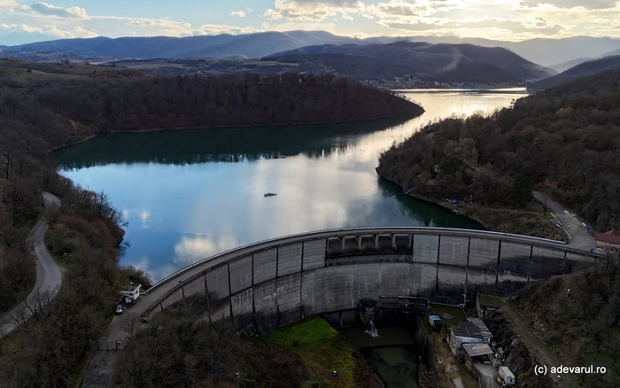 Lacul Cinciș acoperă vetrele satelor Cinciș și Cerna. Foto: Daniel Guță