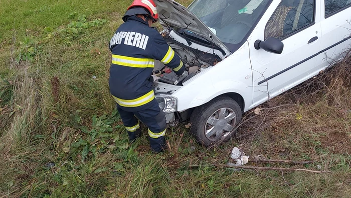 Mașina a ieșit de pe șosea. FOTO ISU Mehedinți