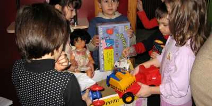 Copiii au pus toate jucăriile într-o cutie din holul grădiniţei