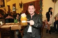 Mihai Trăistariu îşi drege vocea la concerte cu miere jpeg