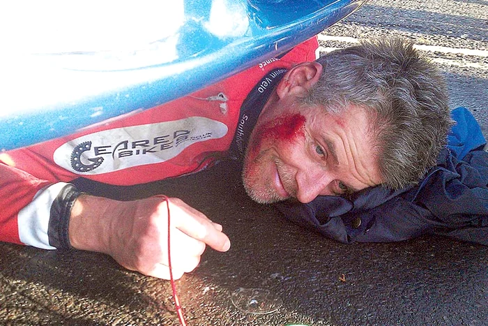 Bărbatul a stat prins sub roţile mașinii aproape 30 de minute