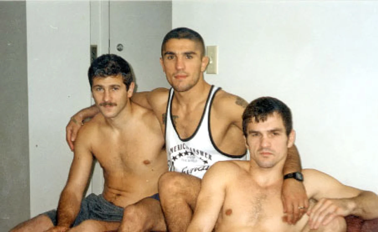 
    Costel Corduneanu (centru), alături de Leonard Doroftei (dreapta) şi Francisc Vaştag  