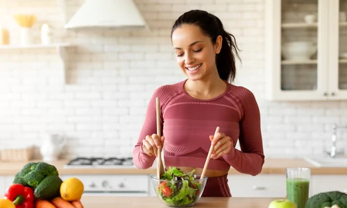 Femeie amestecând salata JPG