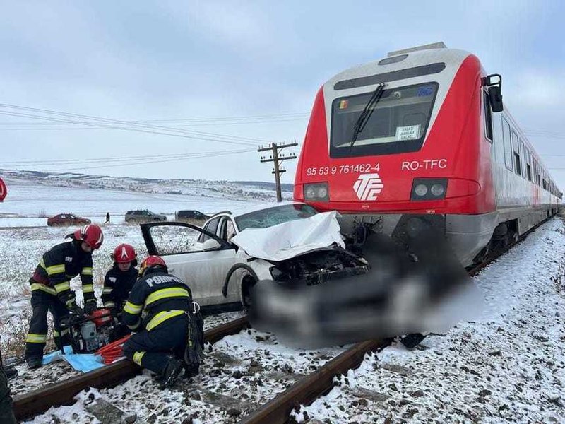 O mașină a fost lovită de tren și târâtă 150 de metri pe calea ferată la Vaslui. Pasagerii au supraviețuit miraculos