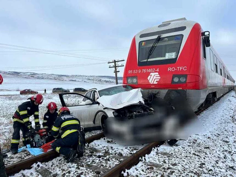 Mașina a fost târâtă 150 de metri de tren pe calea ferată FOTO ISU Vaslui 