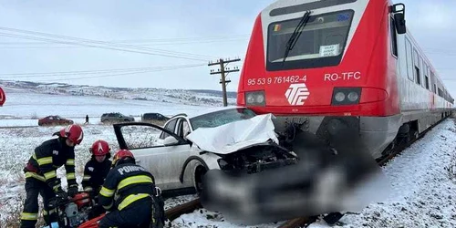 masina lovita tren Vaslui FOTO ISU Vaslui jpg