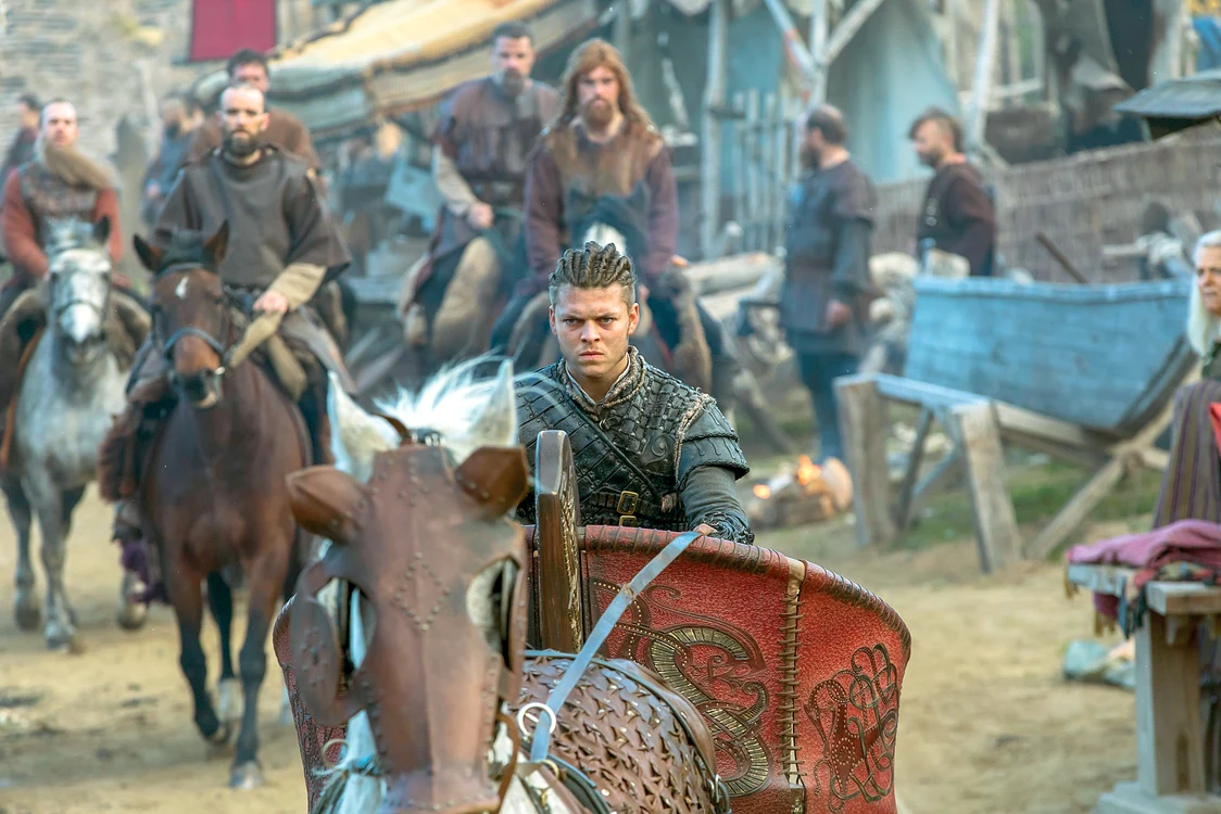 
    La numai 24 de ani, actorul Alex Høgh Andersen îl interpretează pe temutul rege al vikingilor, Ivar Fără Osfoto: History Channel  