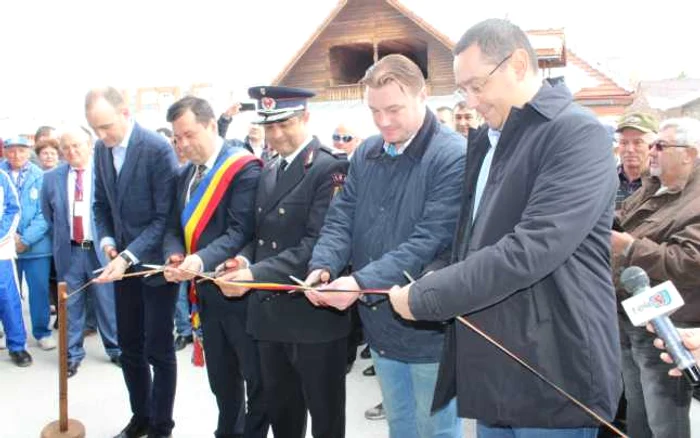 Pesediştii cu funcţii au lipsit de la inaugurarea Sălii Sporturilor de la Târgu Jiu