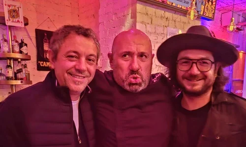 Și-a lansat aseară cartea de bucate digitală, "Grătar de călător"! Florin Dumitrescu și Sorin Bontea i-au fost alături și l-au susținut!