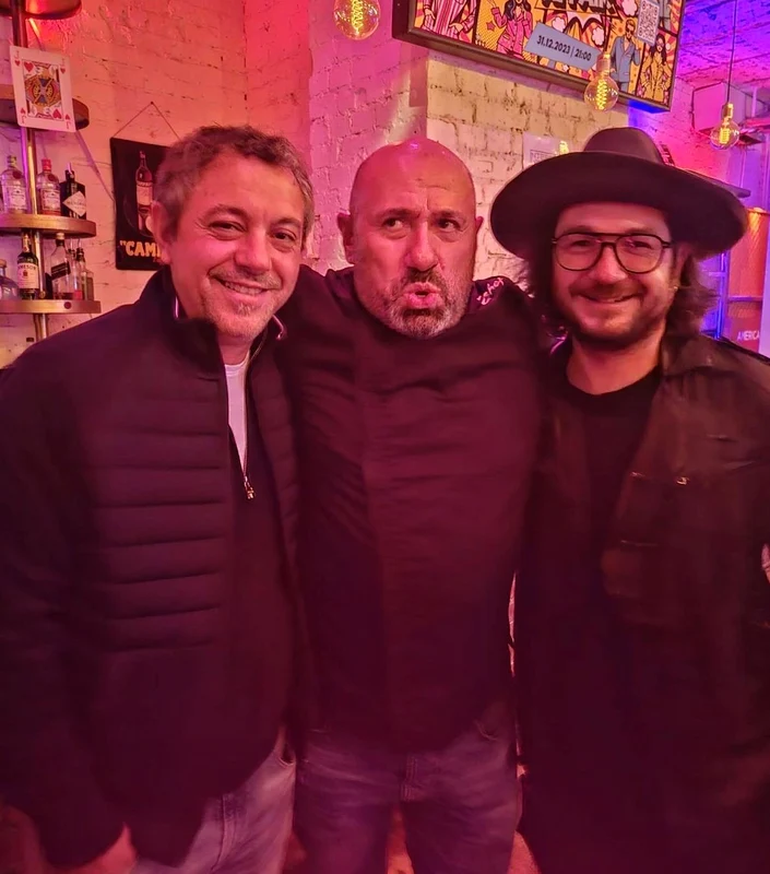Și-a lansat aseară cartea de bucate digitală, "Grătar de călător"! Florin Dumitrescu și Sorin Bontea i-au fost alături și l-au susținut!