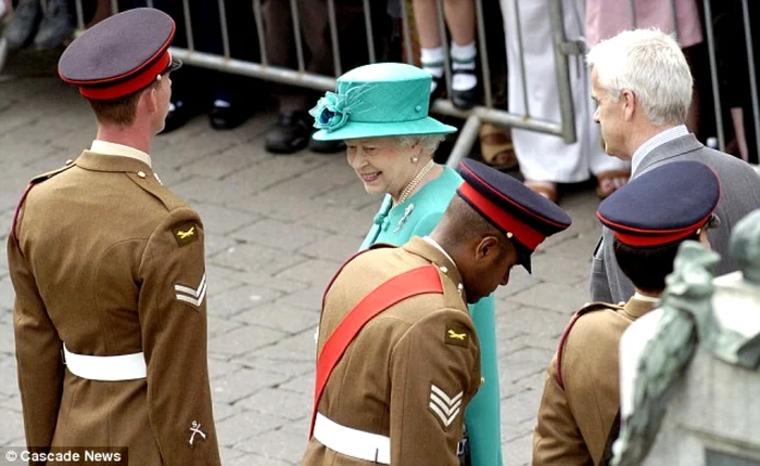 Regina Marii Britanii a salutat un regiment de soldaţi. FOTO Cascade News