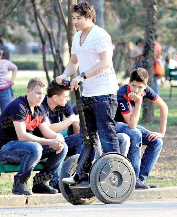 
    Fiul cel mare  al finanţatorului dinamovist a atras  privirile curioşilor (fotografii: Mihai Ionescu)  
