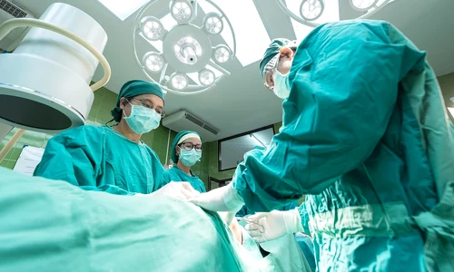 echipa operatorie foto pixabay sasint jpg