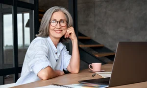 femeie la 50 de ani_shutterstock 1824965837 jpg