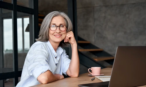 femeie la 50 de ani_shutterstock 1824965837 jpg