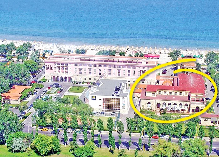 Complexul este situat în vecinătatea Hotelului Iaki, deţinut de Gică Hagi