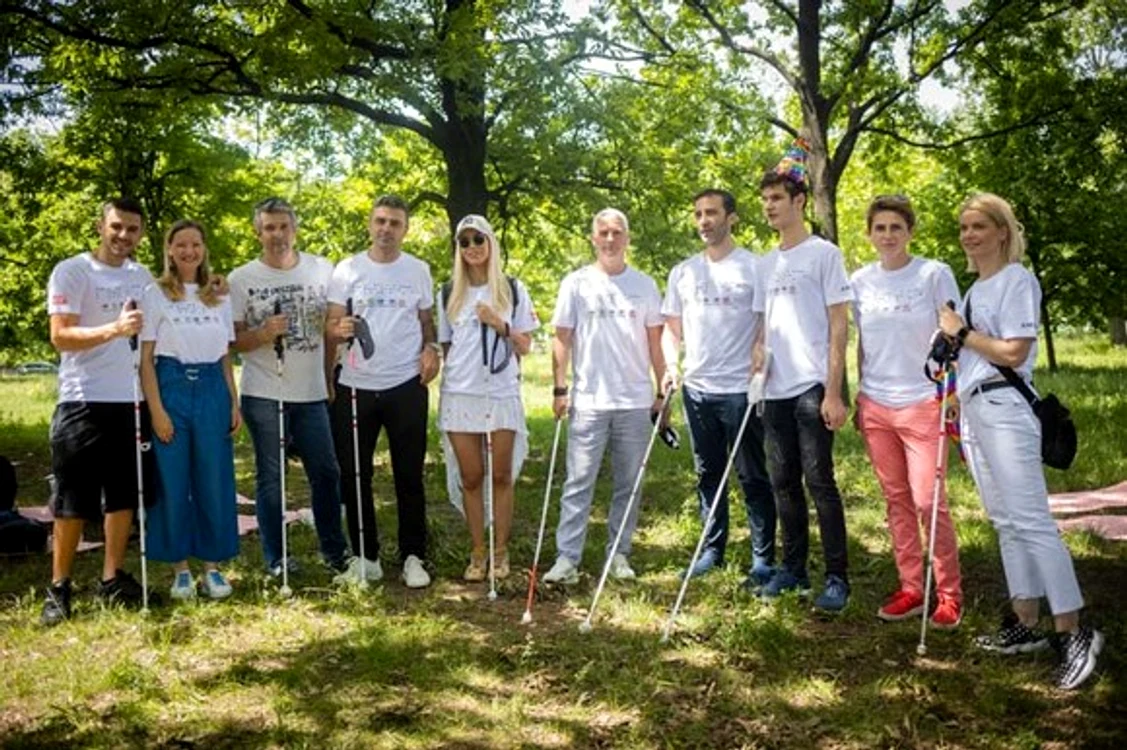 Vedetele care au participat la experiment speră să le fi fost de ajutor nevăzătorilor