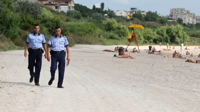 
    Poliţistul s-a deplasat pe plajă pentru a cere socoteală bărbatuluiFoto: Mediafax  