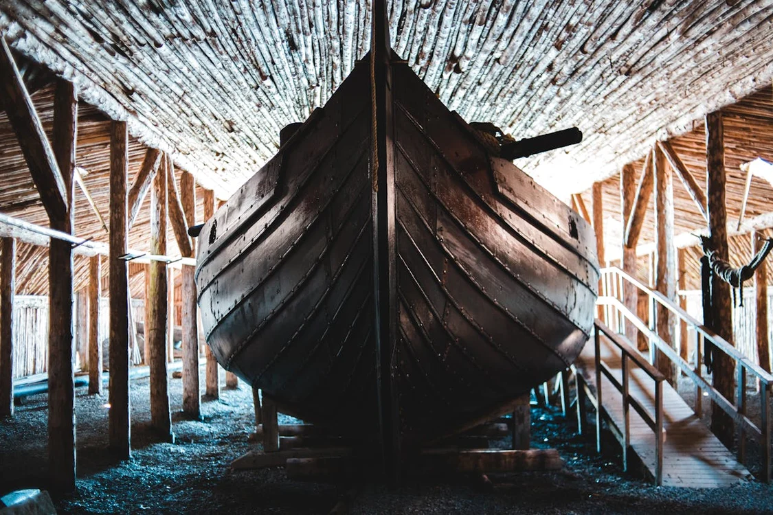 O navă lungă expusă în interior (© Pexels / Erik Mclean)