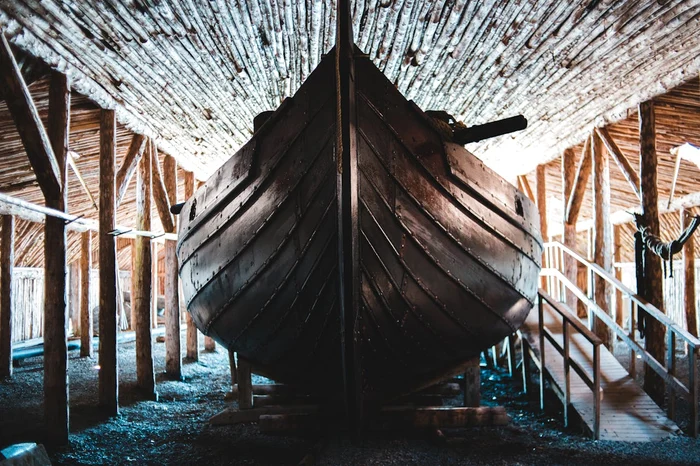 O navă lungă expusă în interior (© Pexels / Erik Mclean)