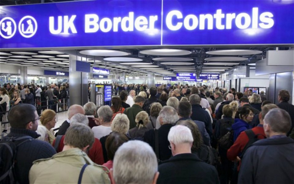 Marea Britanie face tranziția către viza electronică din 2025. Cum sunt afectați imigranții