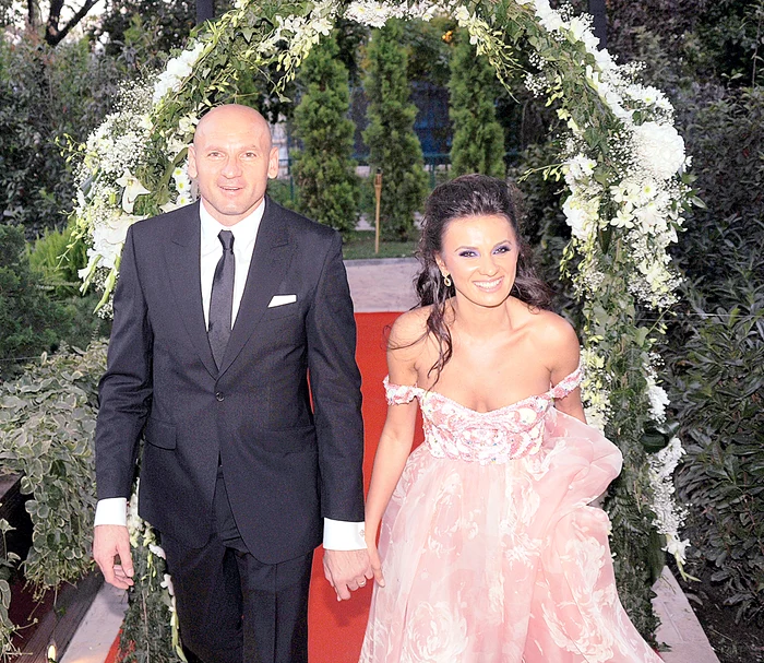 Mirela şi Bogdan Stelea au avut o relaţie cu năbădăi. Prima oară ea a vrut să-l părăsească la 8 luni de la nuntă