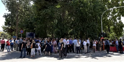 Oameni in strada dupa cutremurul de pe 19 iulie 2019 din Atena FOTO EPA-EFE