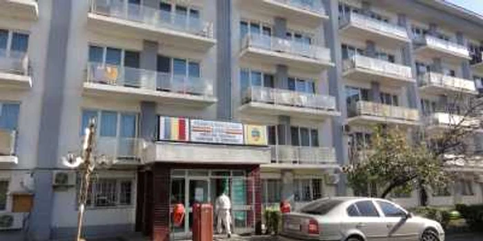 Zilnic, zeci de slătineni vin personal la ghişeele Direcţiei Economice pentru a-şi plăti birurile locale...