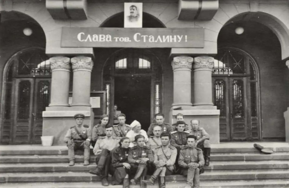 Dosarele istoriei. Armata Roșie „eliberatoare” și Crama Aiudului: 15.000 de litri de vin, „transferați” la spitalul sovietic