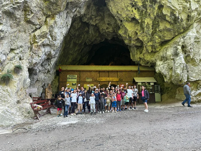 Elevii din Milcov, județul Olt, în excursie la Polovragi FOTO: site Școala Gimnazială Milcov Deal