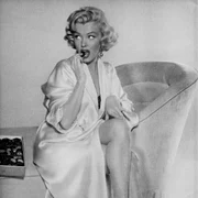 Marilyn Monroe nascht Pralinen 1954 jpeg