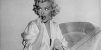 Marilyn Monroe nascht Pralinen 1954 jpeg