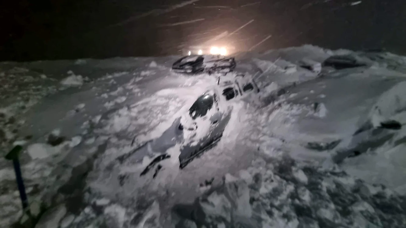 Mașinile din parcarea cabanei, acoperite de zăpadă FOTO Facebook Radu Hera